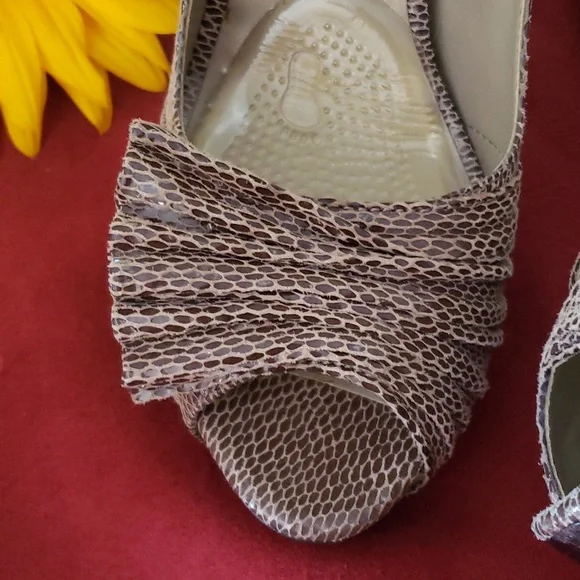 Ruffle Detail Stilettos - Picture 2 of 10